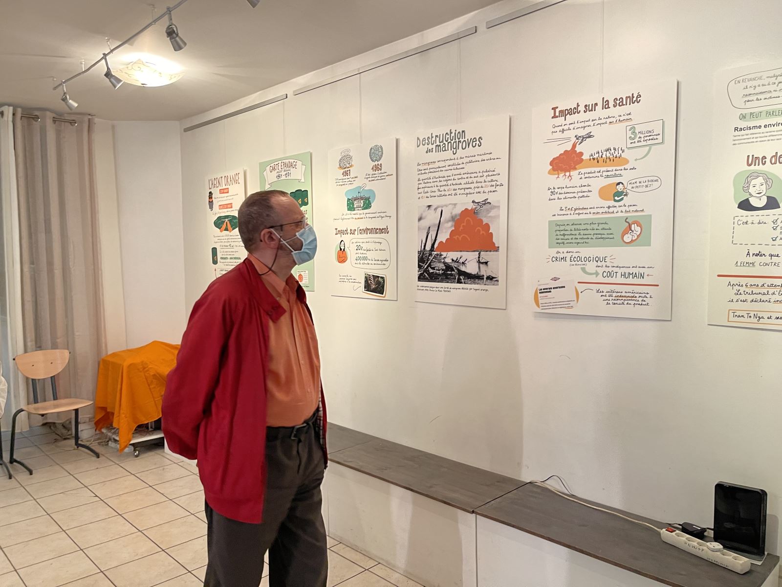 Tranh đồ họa về chất độc da cam Việt Nam lần đầu được triển lãm tại Pháp